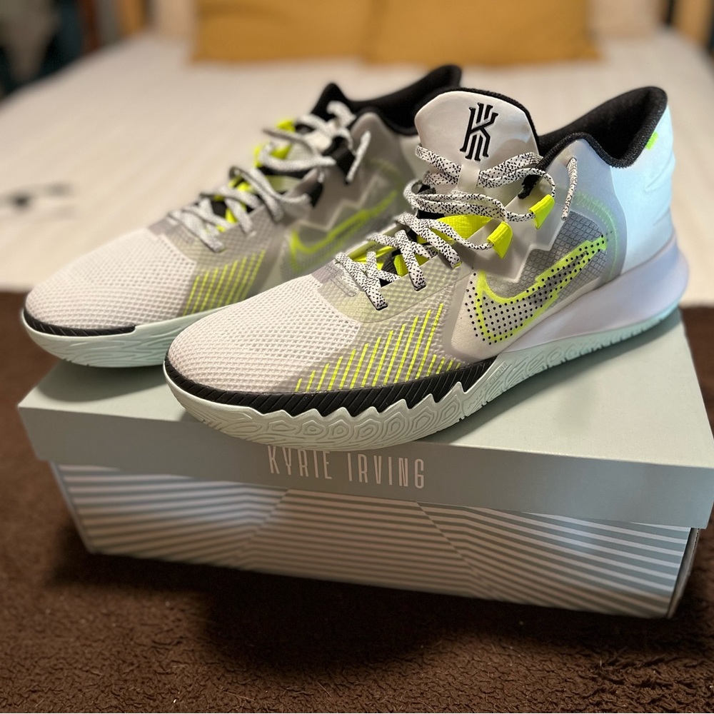 Kyrie Flytrap V basketball shoes